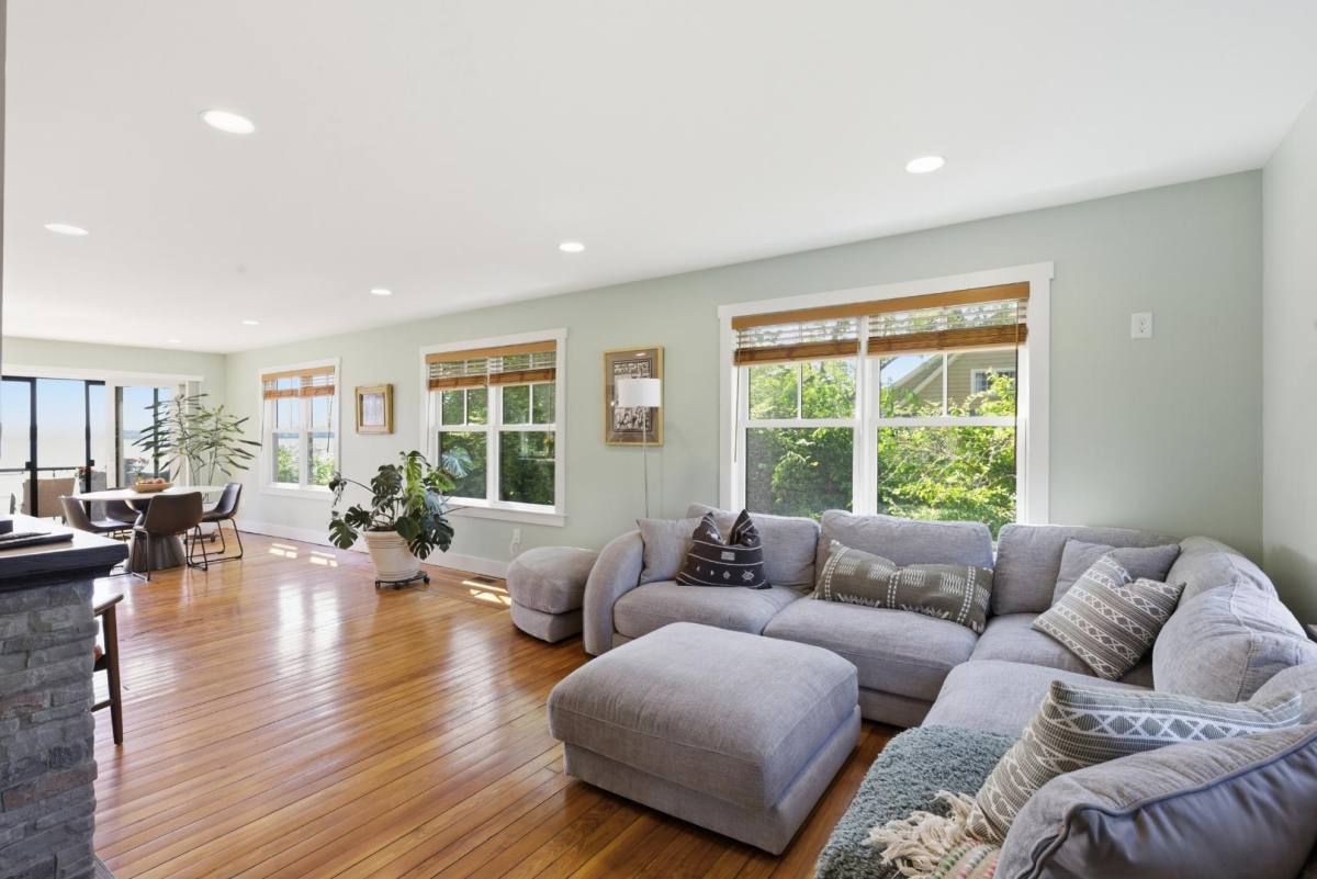 House for rent at 1124 Narragansett Blvd, Providence, RI 02905