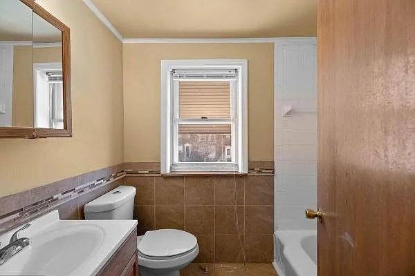 Townhouse for rent at 670 Queensgate Rd, Baltimore, MD 21229