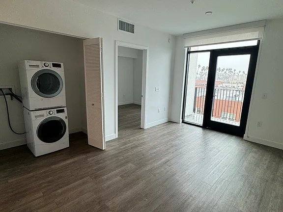Apartment for rent at 2880 James M Wood Blvd #525, Los Angeles, CA 90006