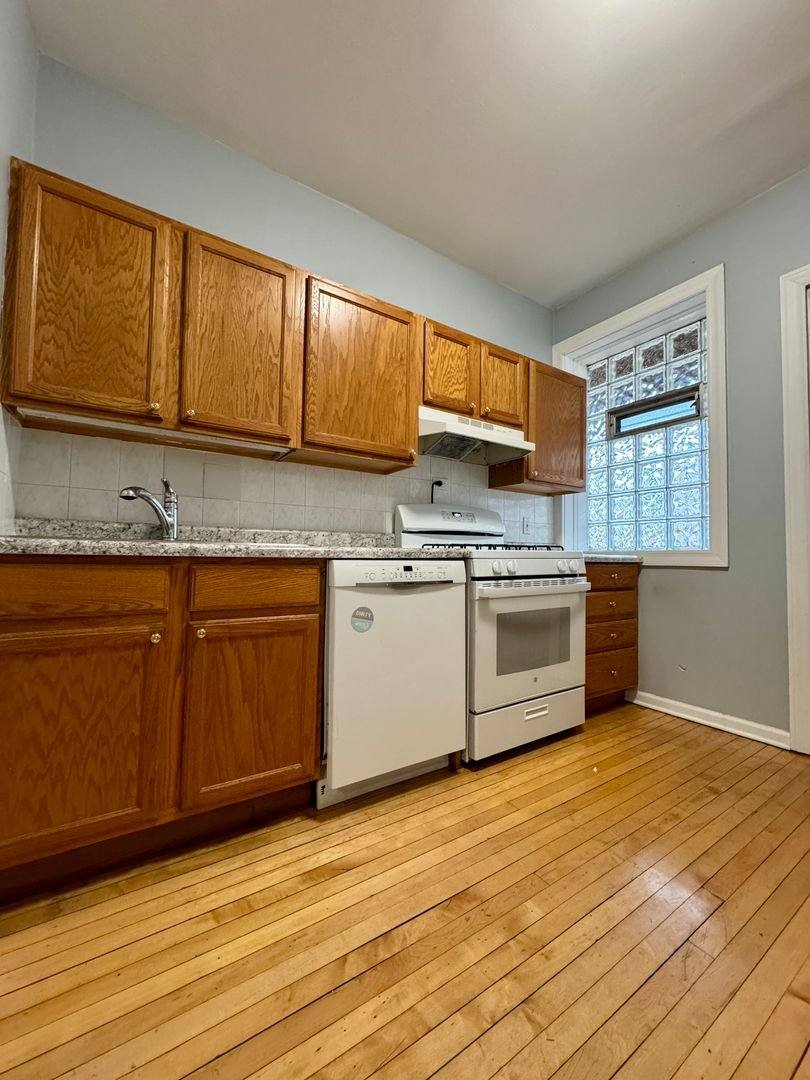 Apartment for rent at 3803 Lincoln Ave #2, Chicago, IL 60613
