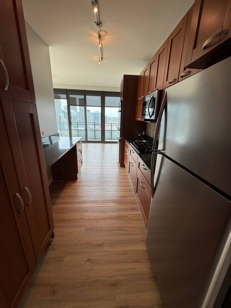 Apartment for rent at 320 N Desplaines Ave, Chicago, IL 60661