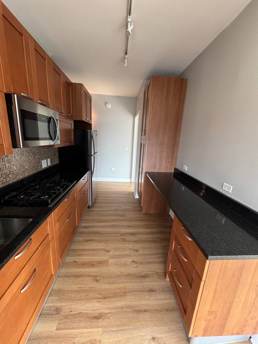 Apartment for rent at 320 N Desplaines Ave, Chicago, IL 60661