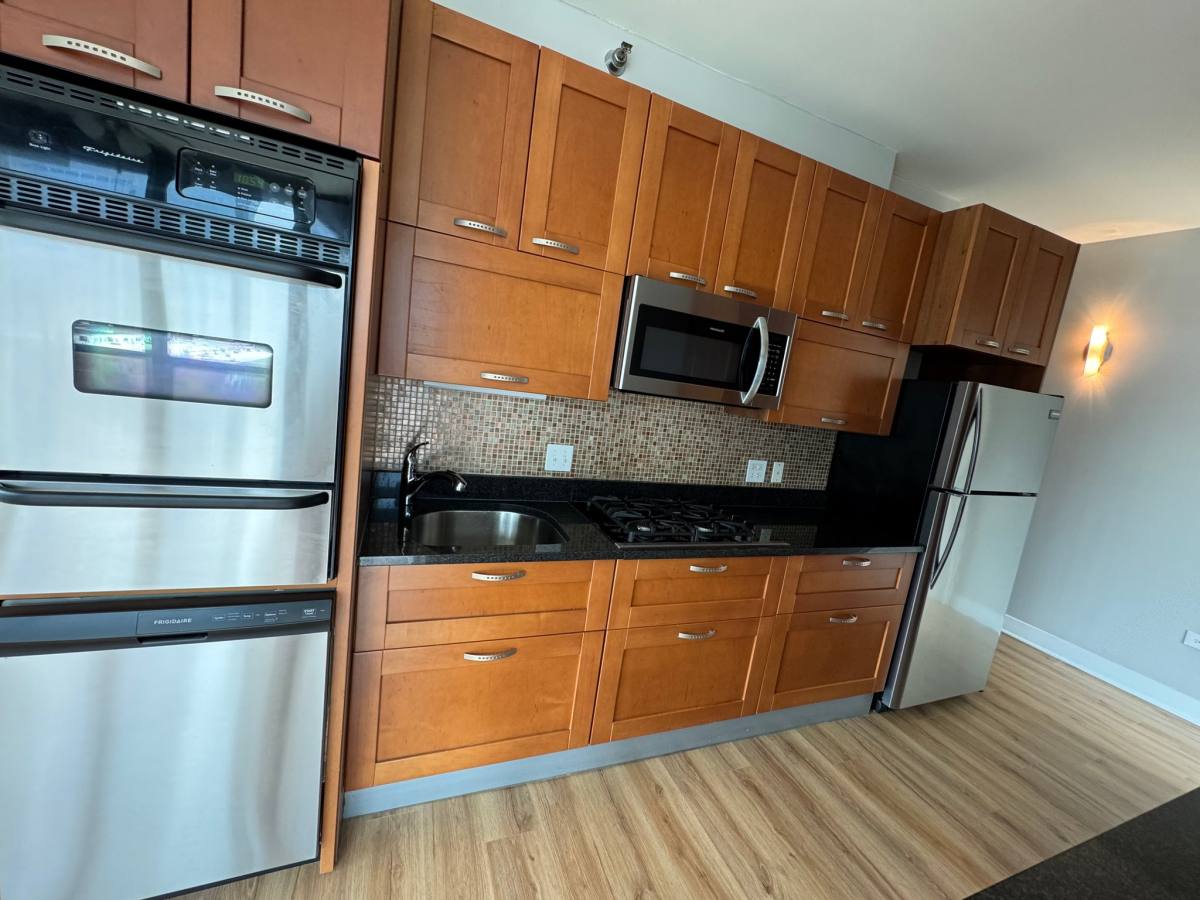 Apartment for rent at 320 N Desplaines Ave, Chicago, IL 60661