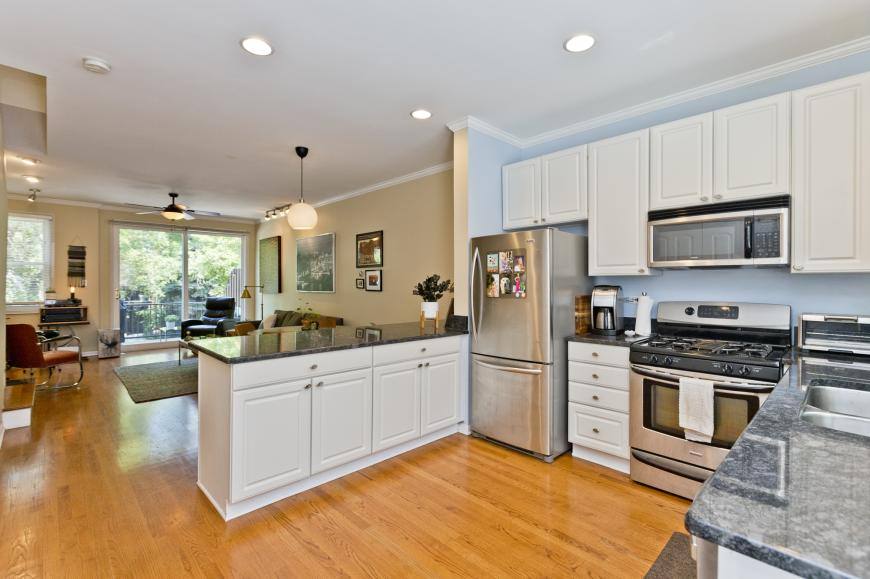 Townhouse for rent at 1827 W Oakdale #D, Chicago, IL 60660