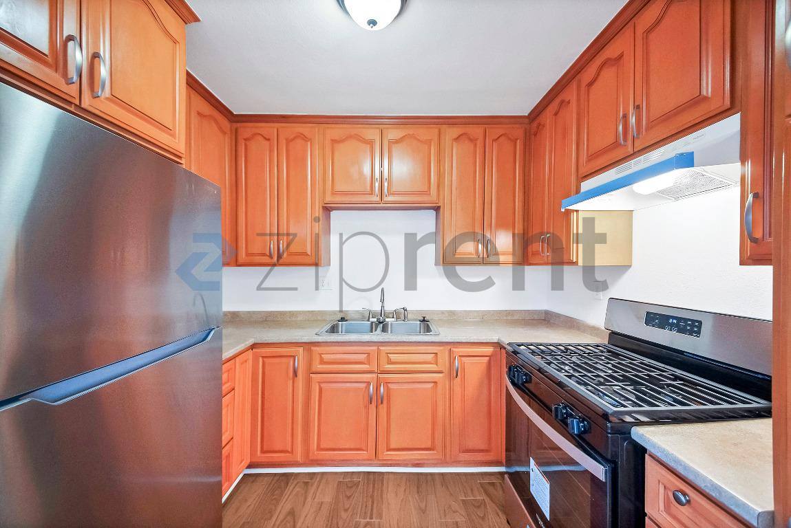Apartment for rent at 2458 Normandie Ave #2, Los Angeles, CA 90007
