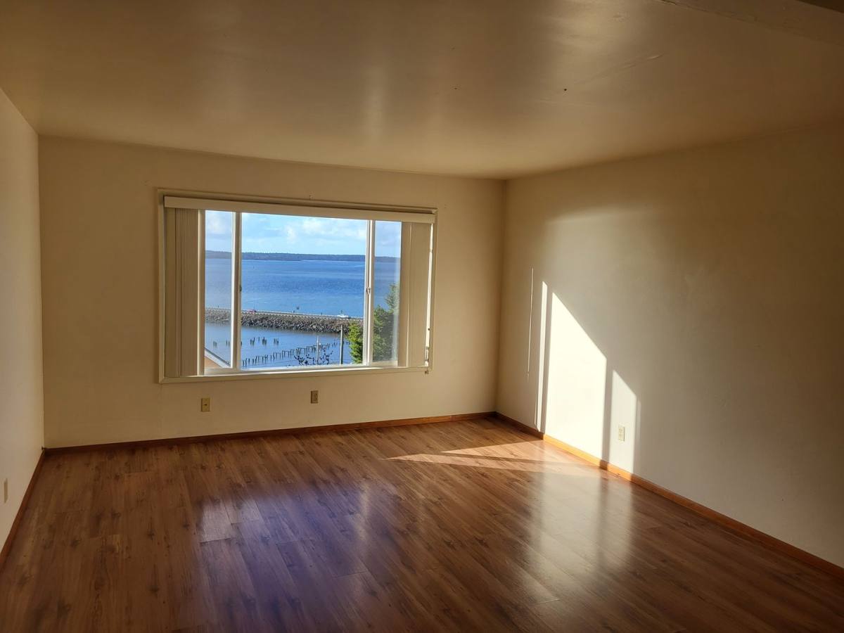 Apartment for rent at 616 Agate St, Astoria, OR 97103
