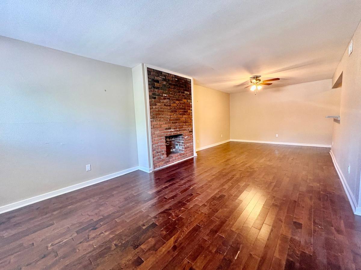 Apartment for rent at 3926-3934 Warwick Blvd, Kansas City, MO 64111