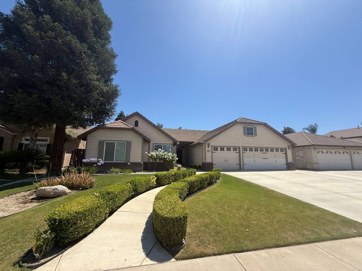 House for rent at 10919 Golden Valley Dr, Bakersfield, CA 93311
