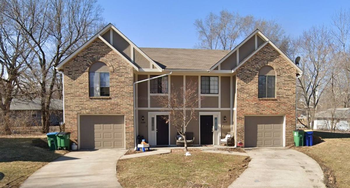 Townhouse for rent at 327 NW Gibson Rd, Lees Summit, MO 64063