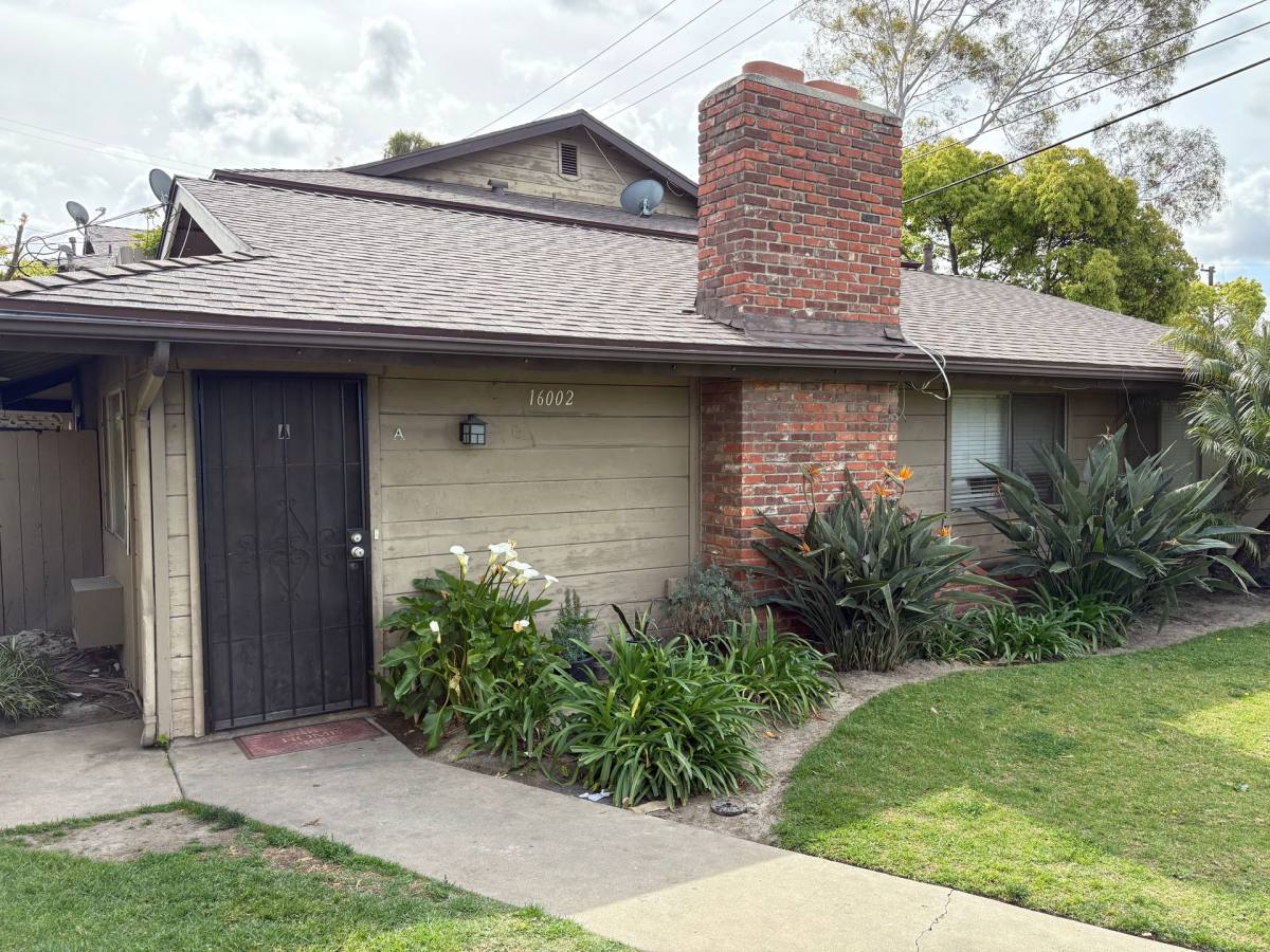 Apartment for rent at 16002 Pasadena Ave, Tustin, CA 92780