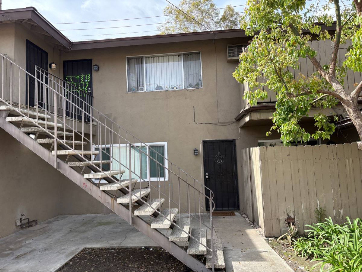 Apartment for rent at 16002 Pasadena Ave, Tustin, CA 92780