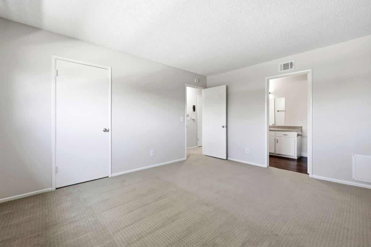 Apartment for rent at 16002 Pasadena Ave, Tustin, CA 92780
