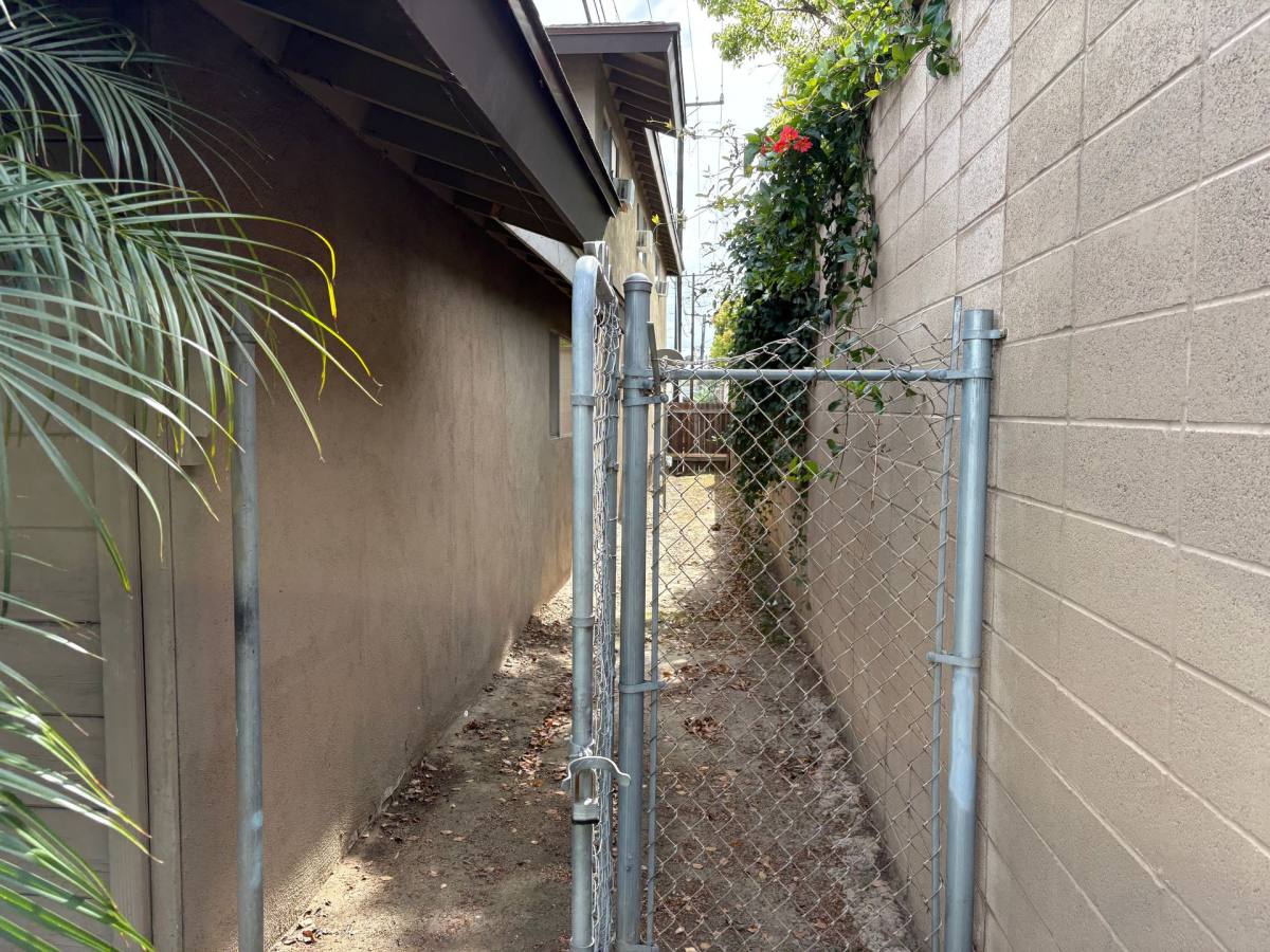 Apartment for rent at 16002 Pasadena Ave, Tustin, CA 92780