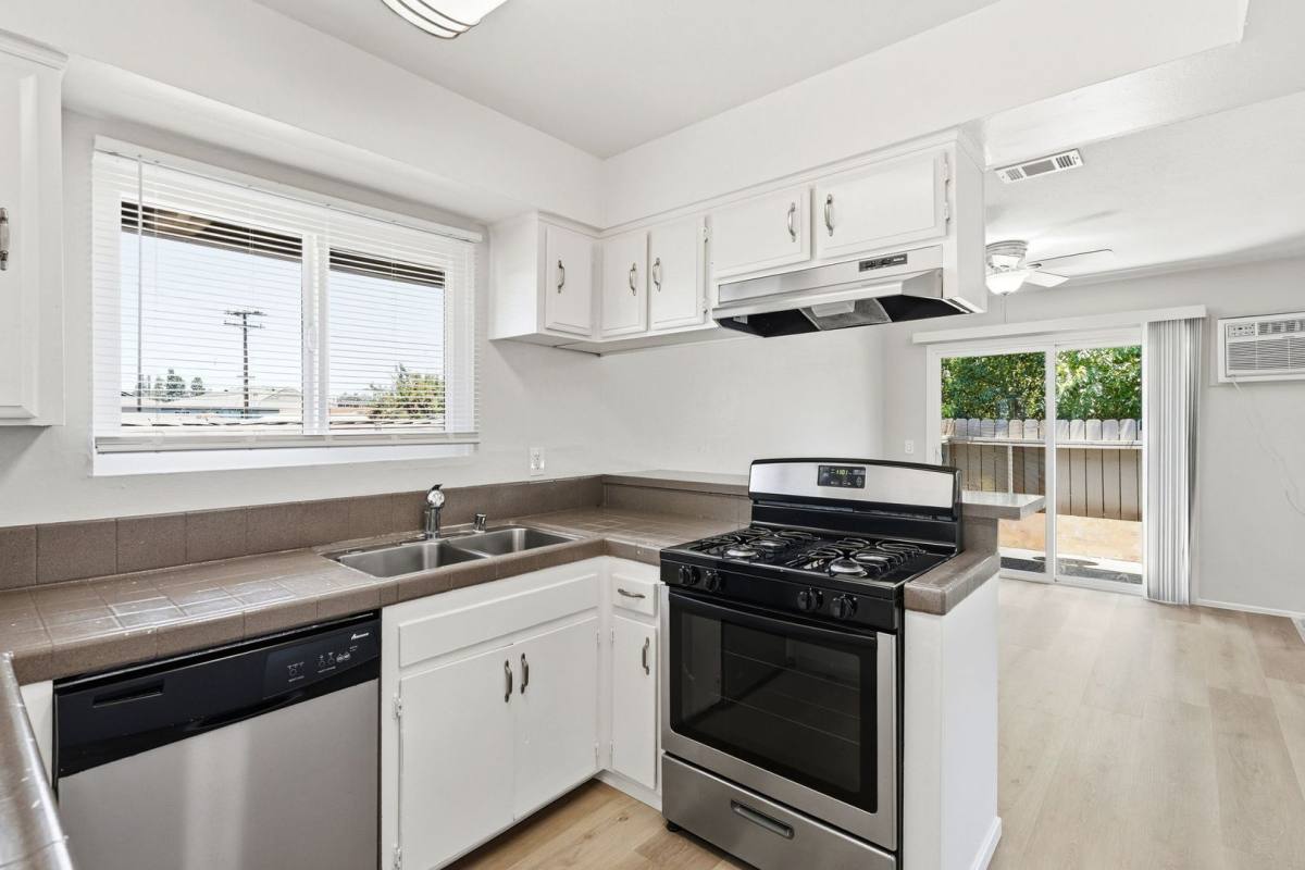 Apartment for rent at 16002 Pasadena Ave, Tustin, CA 92780