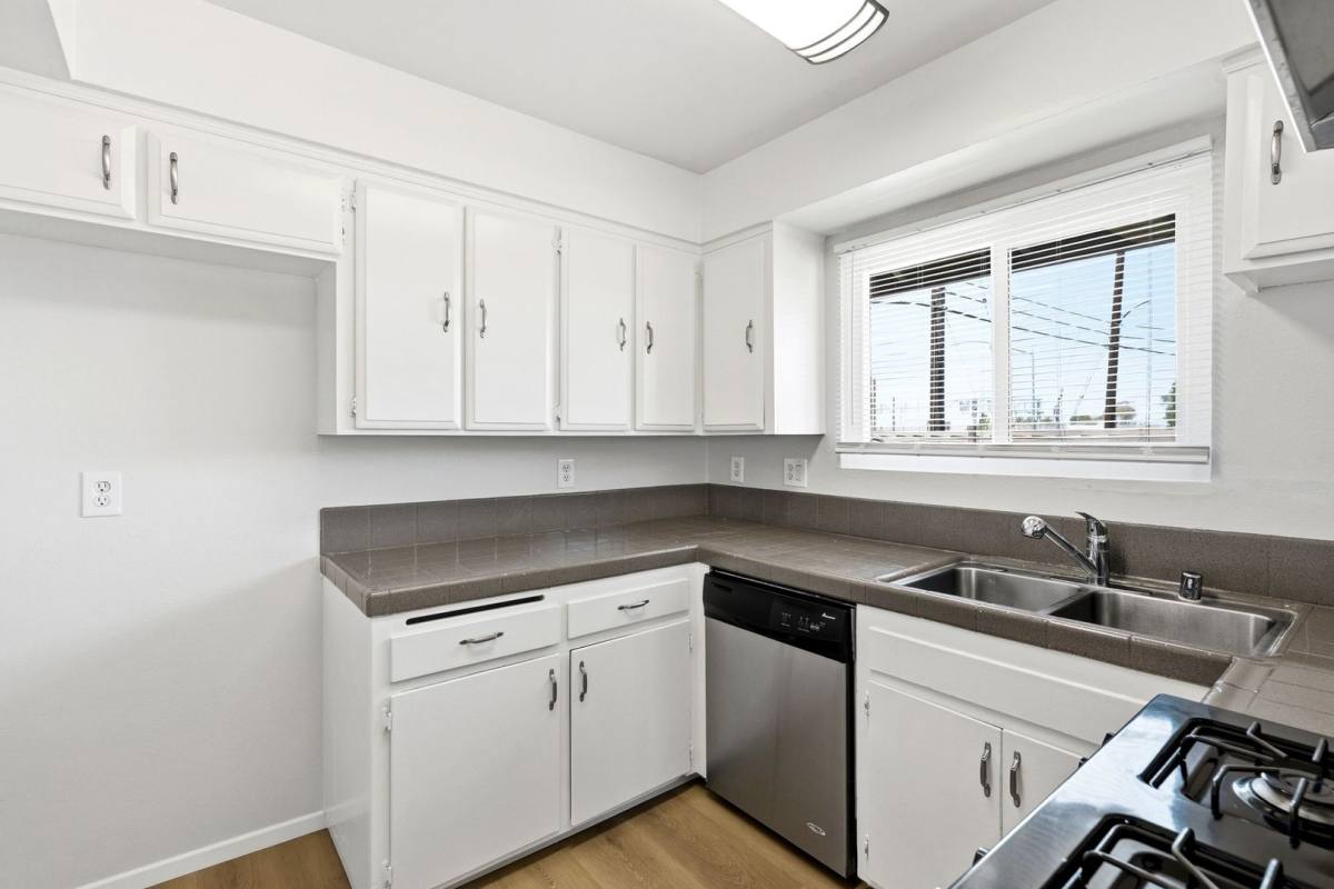 Apartment for rent at 16002 Pasadena Ave, Tustin, CA 92780