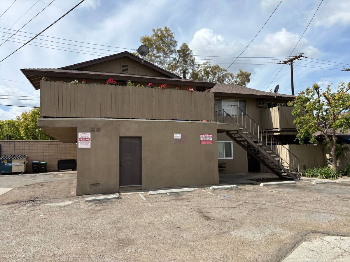 Apartment for rent at 16002 Pasadena Ave, Tustin, CA 92780
