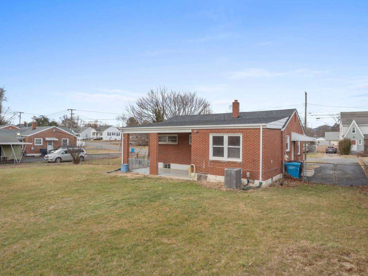 House for rent at 3113 Oaklawn Ave NW, Roanoke, VA 24012