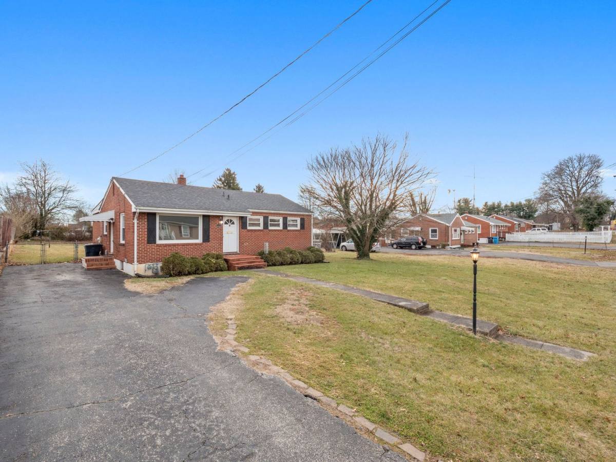 House for rent at 3113 Oaklawn Ave NW, Roanoke, VA 24012