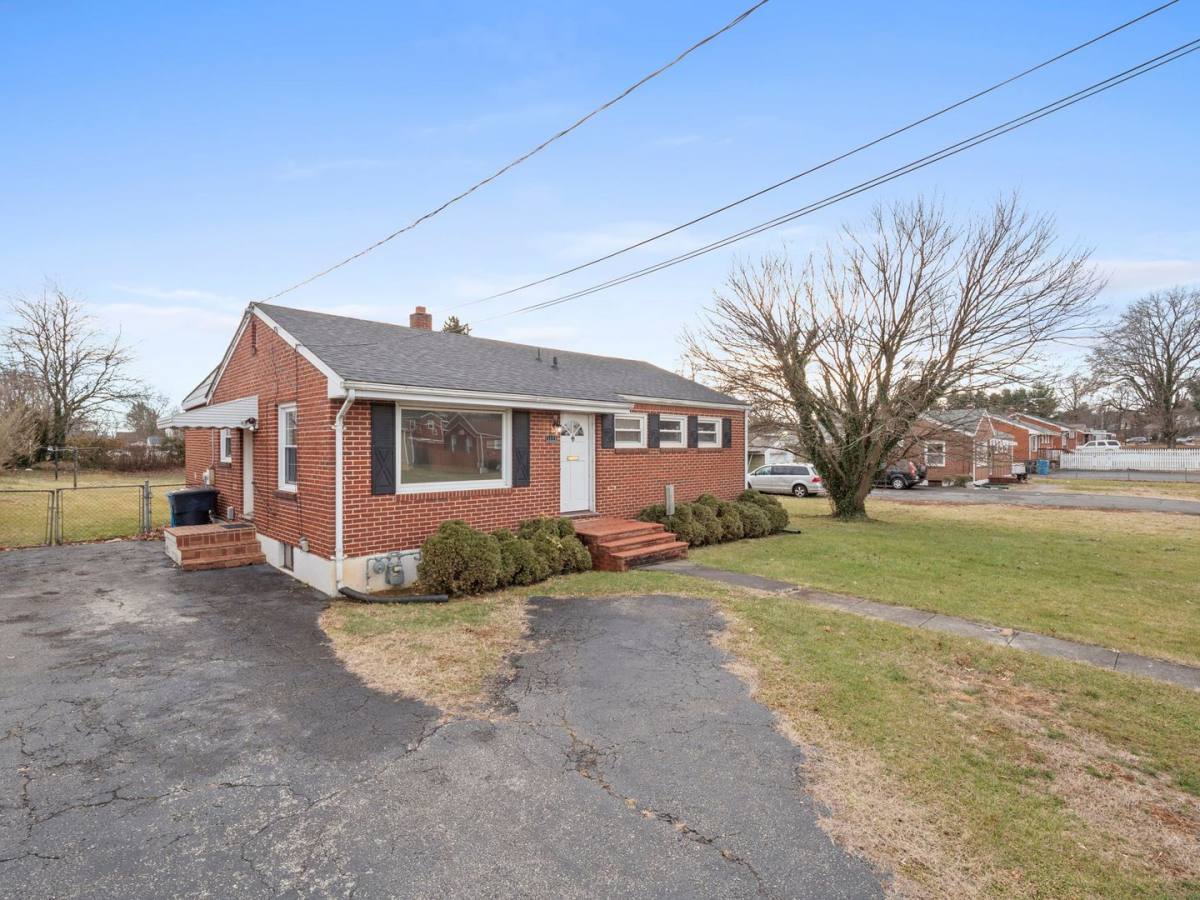 House for rent at 3113 Oaklawn Ave NW, Roanoke, VA 24012