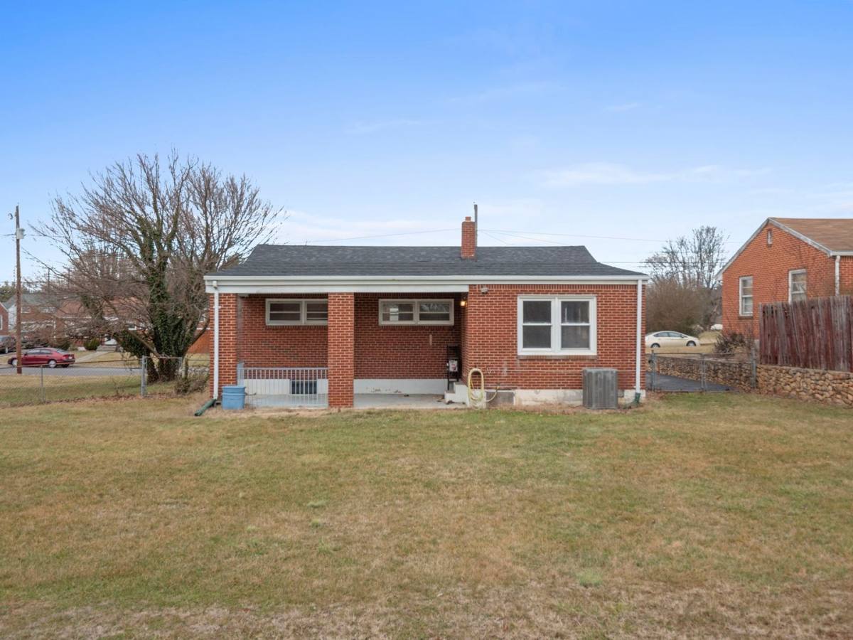 House for rent at 3113 Oaklawn Ave NW, Roanoke, VA 24012