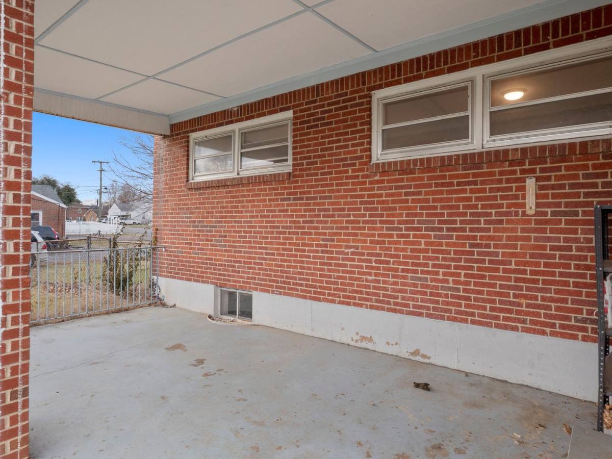 House for rent at 3113 Oaklawn Ave NW, Roanoke, VA 24012
