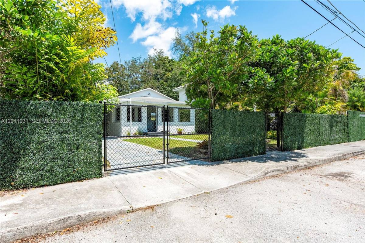 House for rent at 3655 Oak Ave, Miami, FL 33133