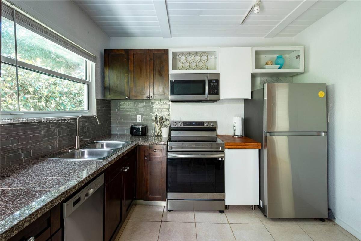 House for rent at 3655 Oak Ave, Miami, FL 33133