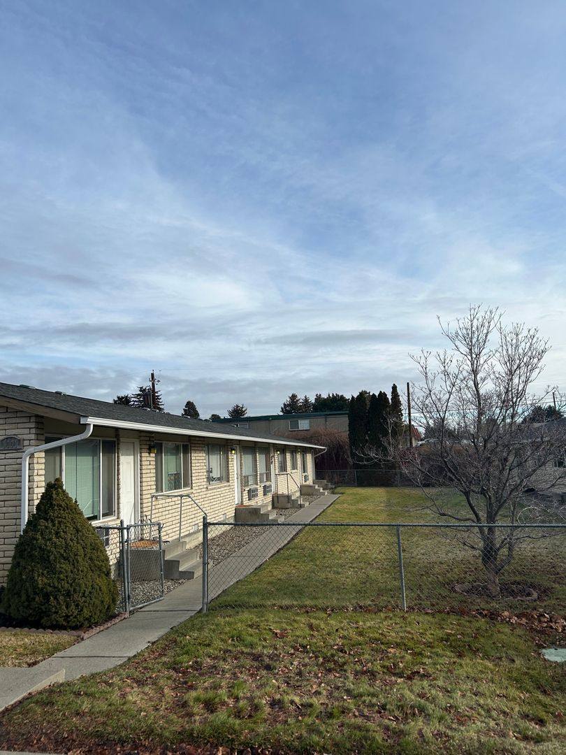 Apartment for rent at 1003 S 41st Ave, Yakima, WA 98908