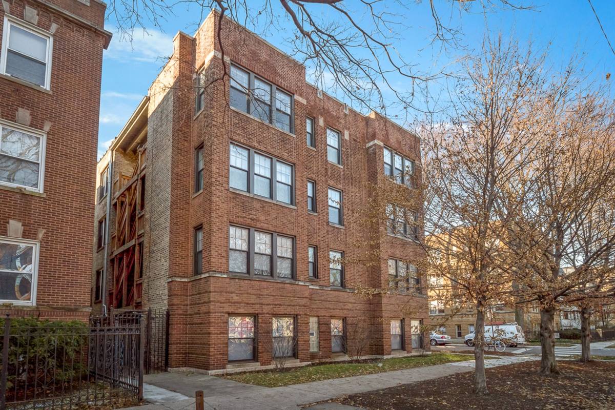 Apartment for rent at 1941 W Winnemac Ave, Chicago, IL 60640