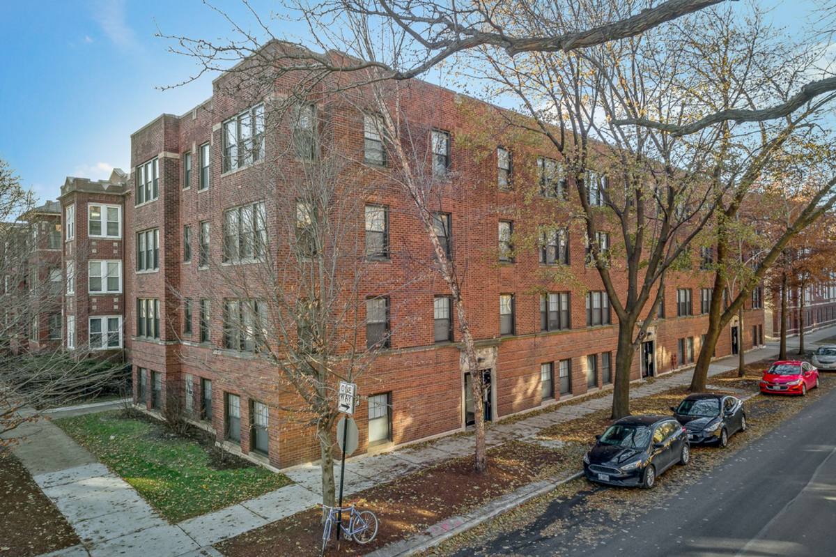 Apartment for rent at 1941 W Winnemac Ave, Chicago, IL 60640