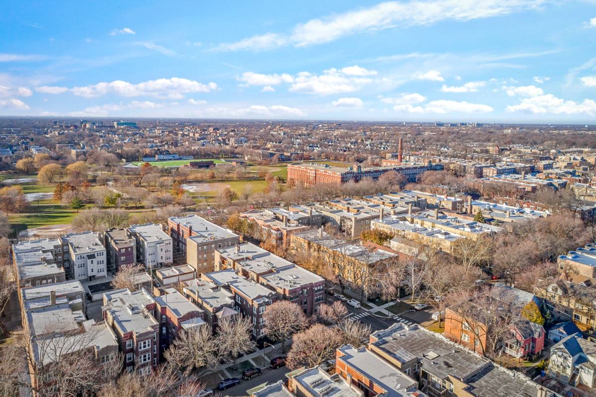 Apartment for rent at 1941 W Winnemac Ave, Chicago, IL 60640