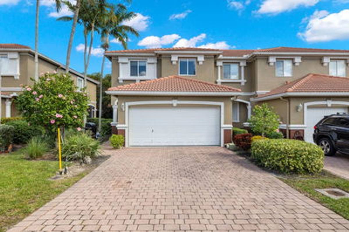 Townhouse for rent at 17529 Laurel Grove Court, Fort Myers, FL 33967