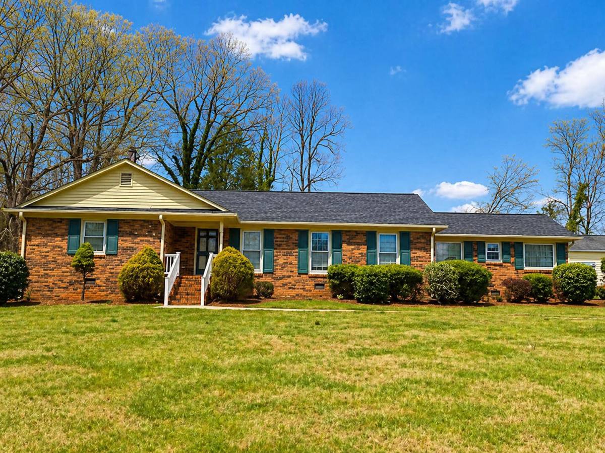 House for rent at 1225 Woodhaven Dr, Mebane, NC 27302