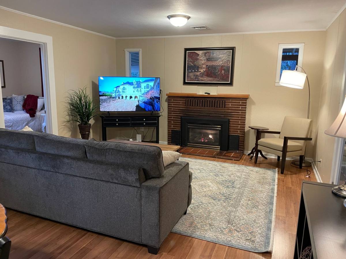 House for rent at 355 W Oak St, Jacksonville, OR 97530