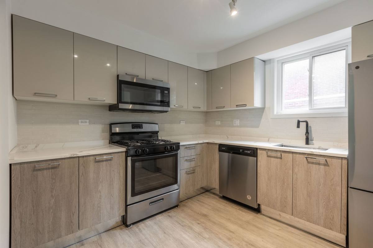 7621 N Sheridan Rd, Chicago, IL 60626