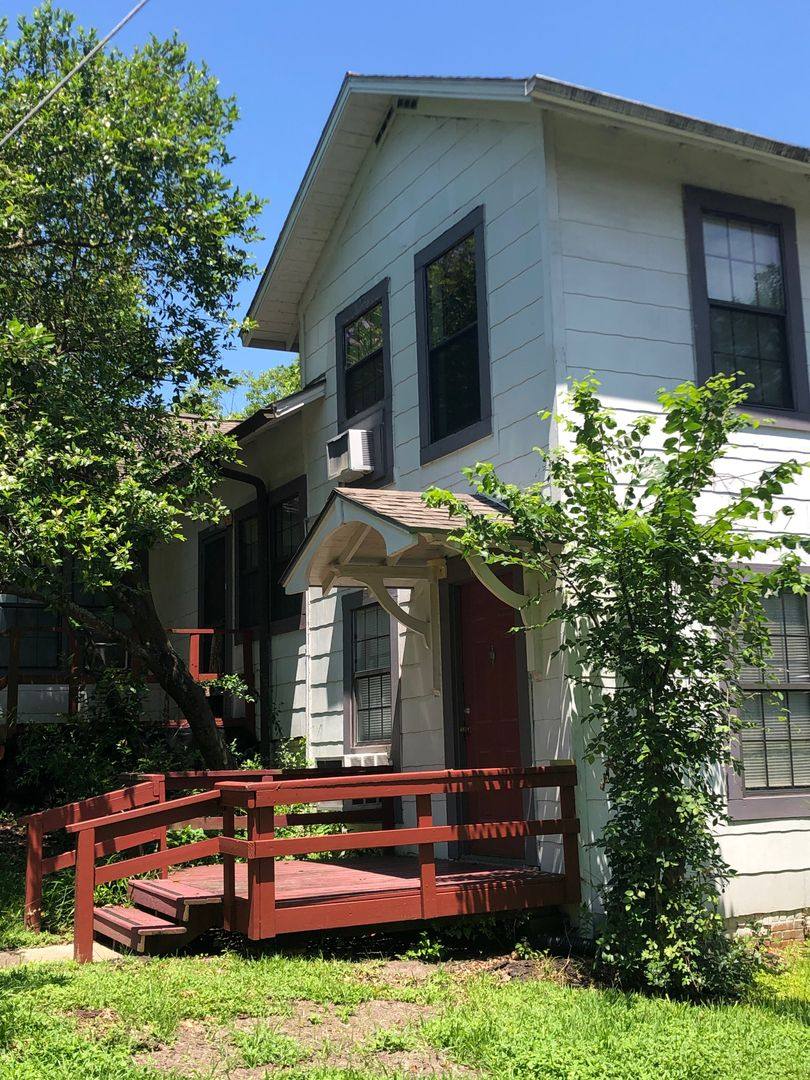 House for rent at 1228 20th St, Huntsville, TX 77340