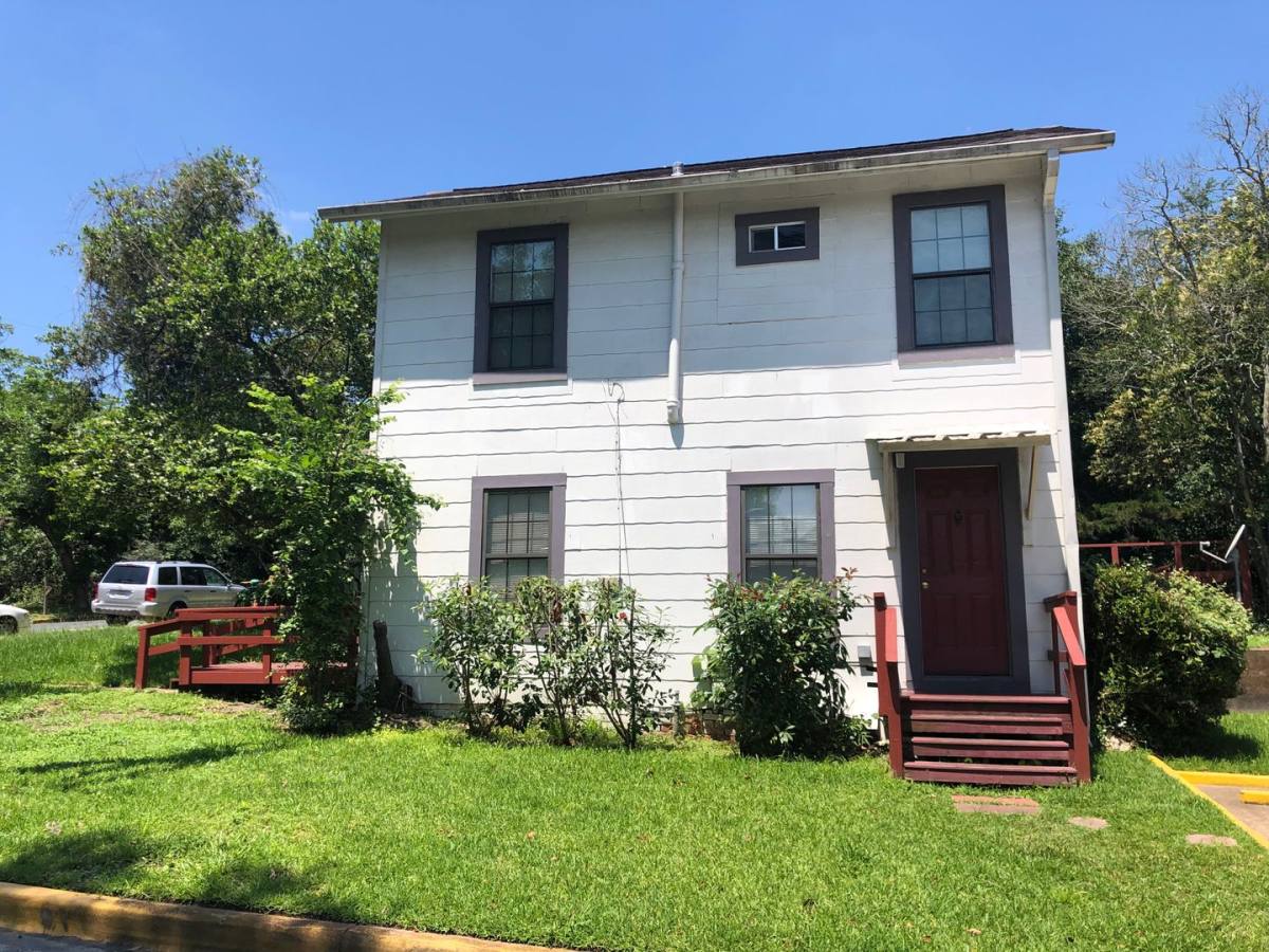 House for rent at 1228 20th St, Huntsville, TX 77340