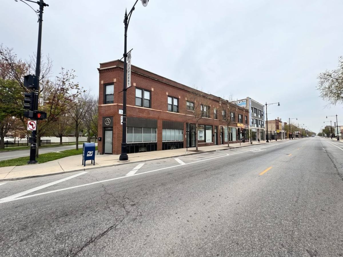 Apartment for rent at 4200-08 N Milwaukee Ave 4948-52 Berteau, Chicago, IL 60641
