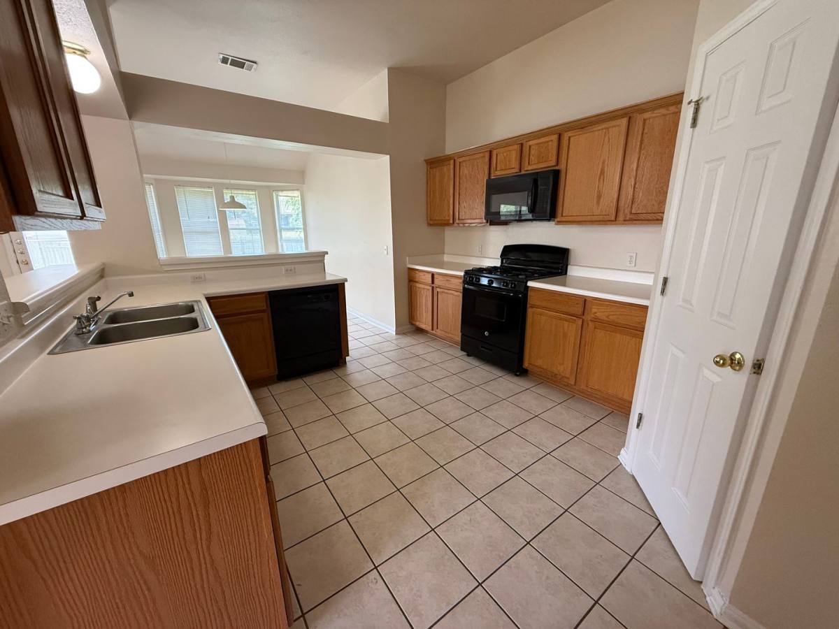House for rent at 122 Little Lake Rd, Hutto, TX 78634