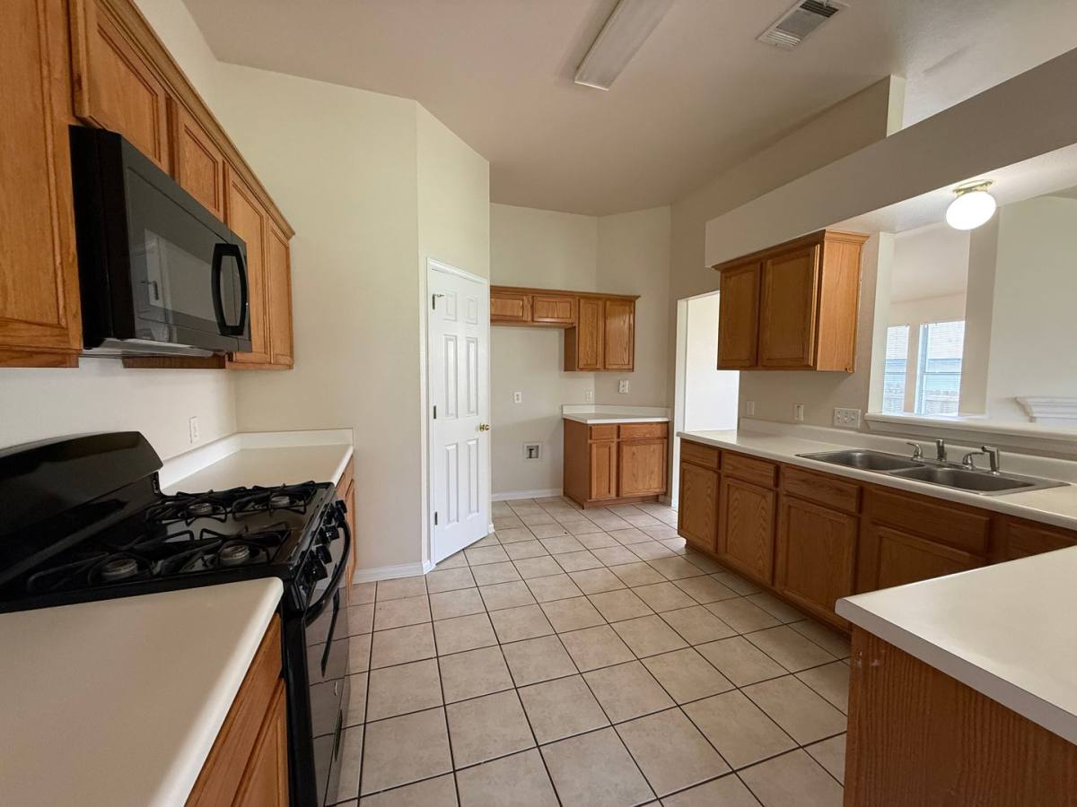 House for rent at 122 Little Lake Rd, Hutto, TX 78634