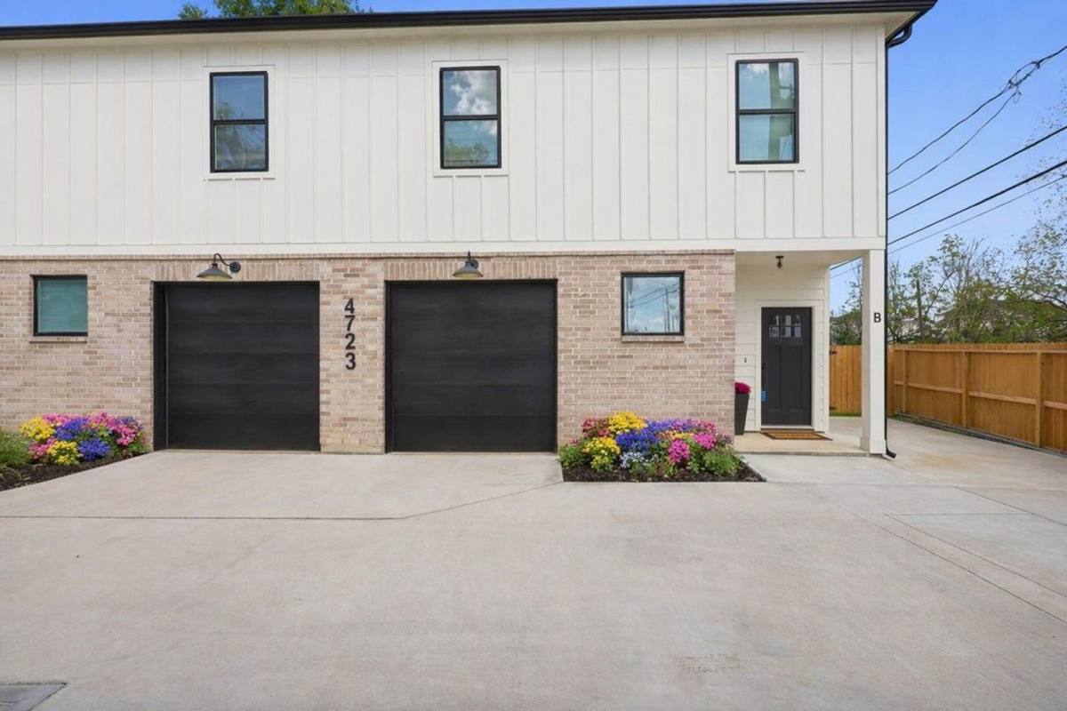 Townhouse for rent at 4723 Mallow St, Houston, TX 77033