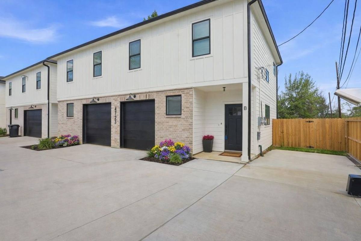 Townhouse for rent at 4723 Mallow St, Houston, TX 77033