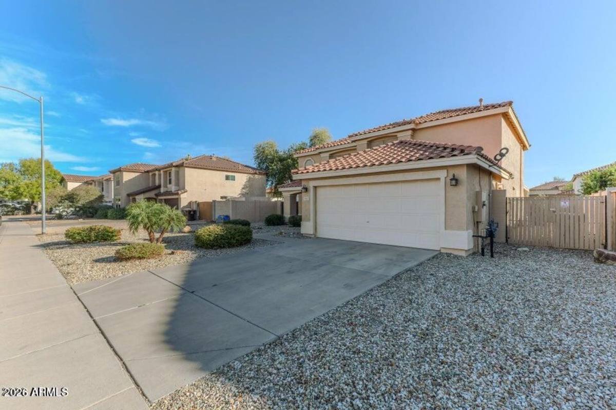 House for rent at 10617 W Daley Lane, Peoria, AZ 85383