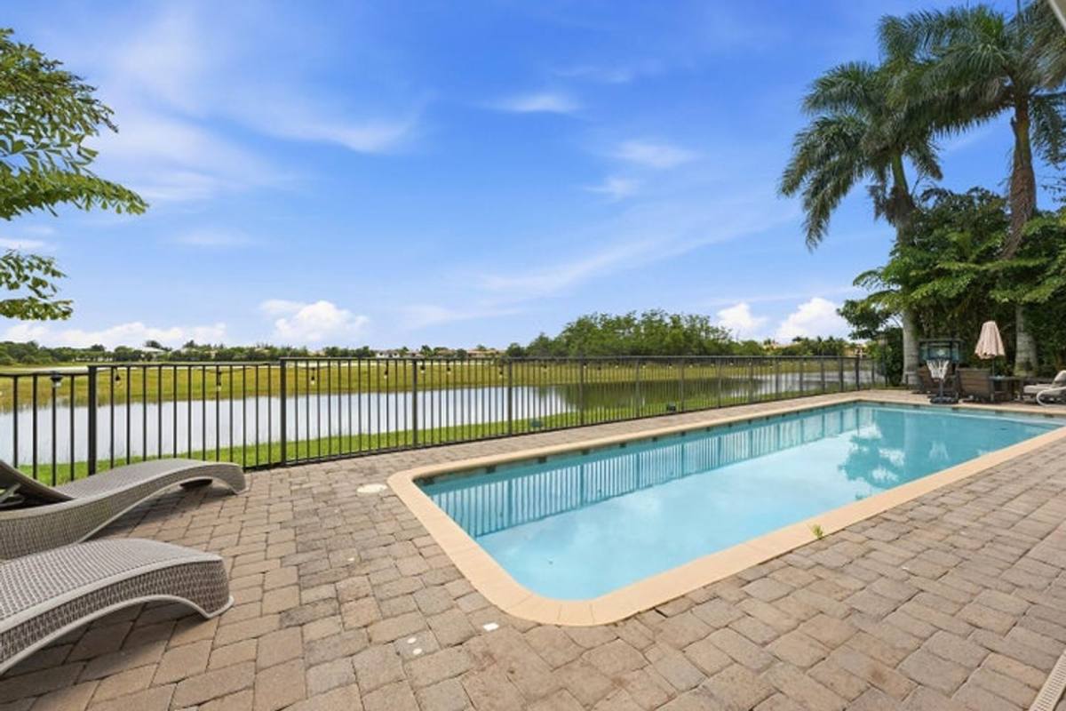 House for rent at 851 Edgebrook Lane, West Palm Beach, FL 33411