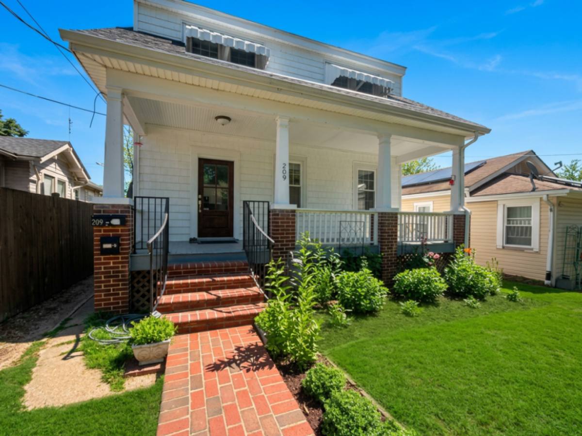 Apartment for rent at 209 4th Ave, Alexandria, VA 22314