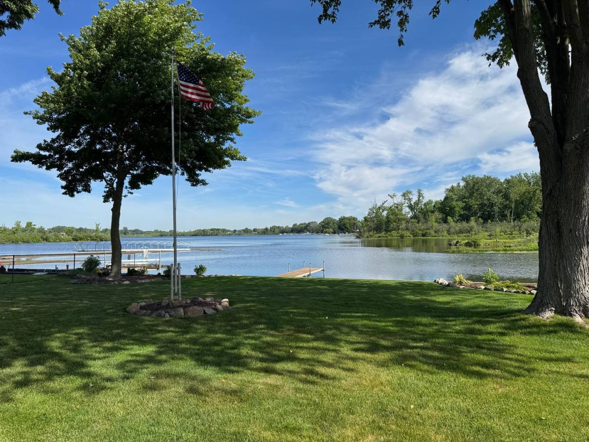 House for rent at 3138 Ponemah Dr, Fenton, MI 48430