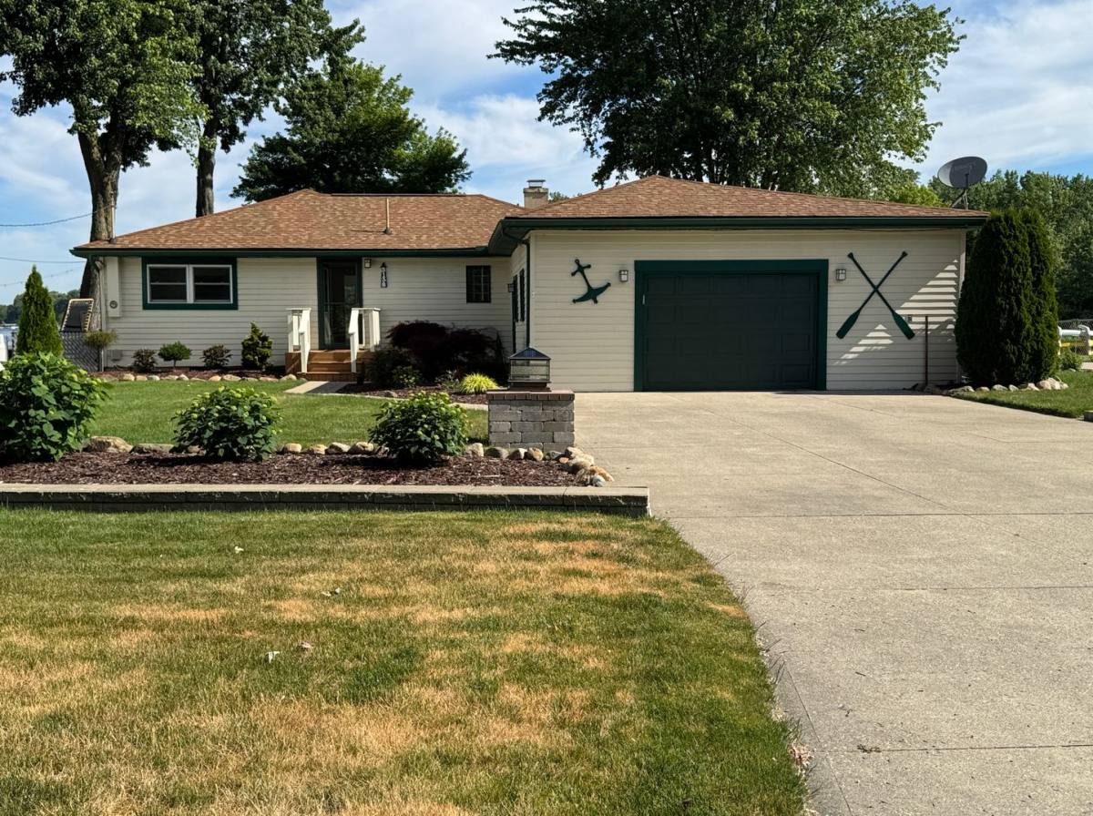 House for rent at 3138 Ponemah Dr, Fenton, MI 48430