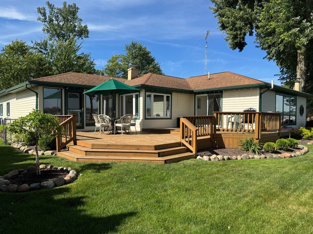 House for rent at 3138 Ponemah Dr, Fenton, MI 48430