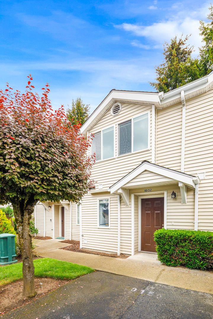 Townhouse for rent at 10152 NE 137th Place, Kirkland, WA 98034