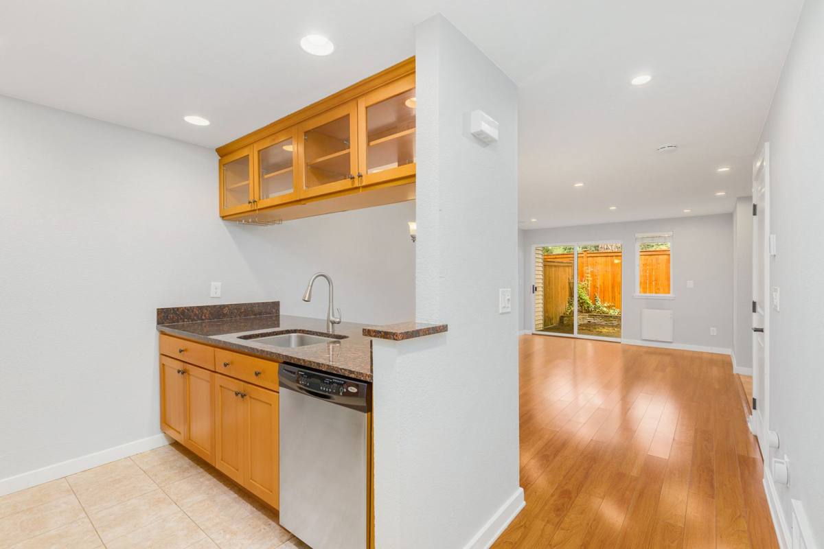 Townhouse for rent at 10152 NE 137th Place, Kirkland, WA 98034
